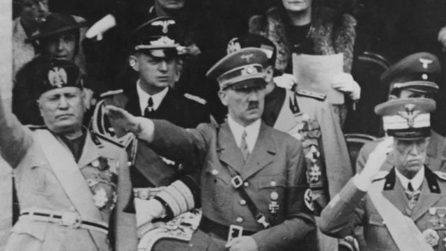 من اليسار موسوليني وهتلر وفيكتور إيمانويل الثالث