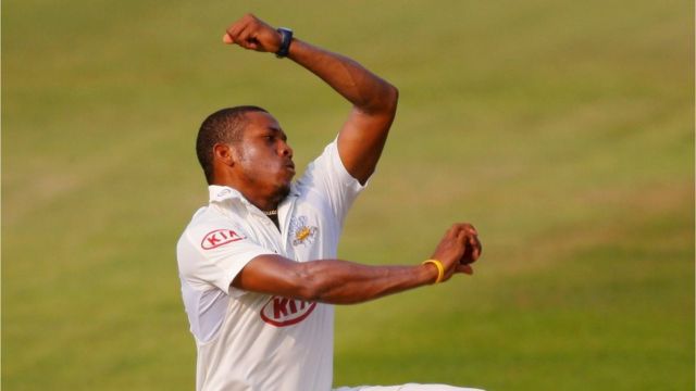 বল করছেন ইংল্যান্ডের ফাস্ট বোলার ক্রিস জর্ডন