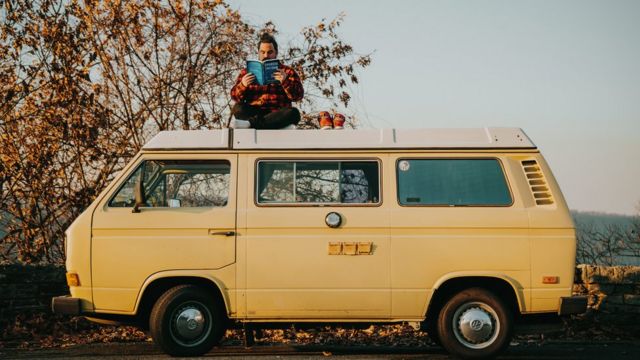 Grant Sabatier arriba de su camioneta