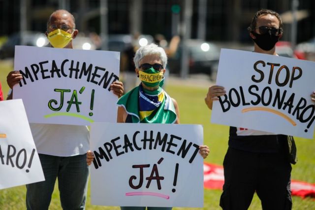 Manifestantes pedem impeachment de Bolsonaro em protesto em Brasília