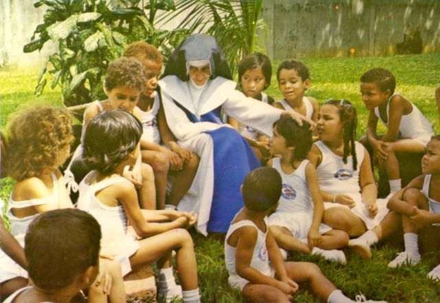 Irmã Dulce junto com diversas crianças