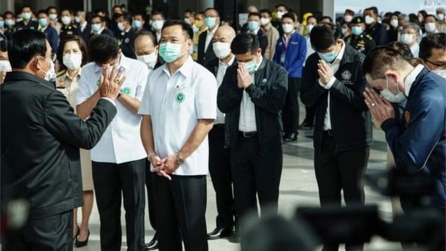 นายกฯ กล่าวมอบนโยบายและให้กำลังใจผู้ปฏิบัติงานที่สถานีกลางบางซื่อ ระหว่างคิกออฟฉีดวัคซีนเป็นวาระแห่งชาติเมื่อ 7 มิ.ย.