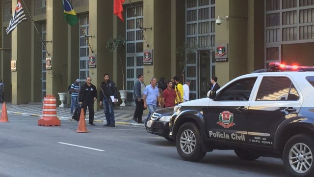 Policiais em frente ao Departamento de Homicídios e de Proteção à Pessoa, em São Paulo