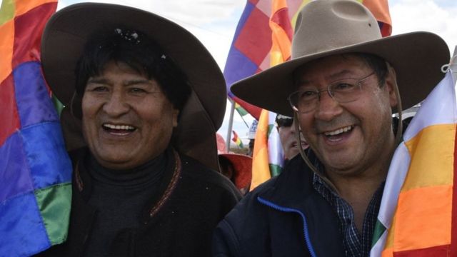 Luis Arce, presidente de Bolivia (derecha) y Evo Morales.