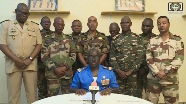 El orador del grupo es el coronel mayor Amadou Adramane.