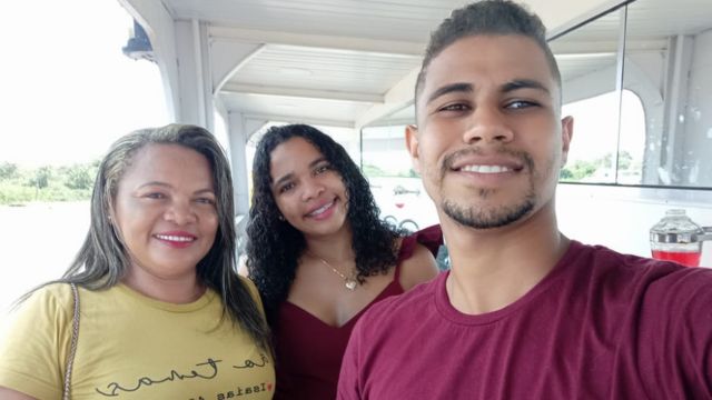 Carlos Almeida e a esposa Karine Oliveira (ao centro) ao lado da mãe dela, Jeane