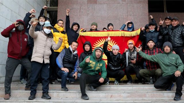Демонстранты в Бишкеке