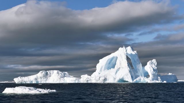 Iceberg vira repentinamente e quase esmaga exploradores no Polo Norte