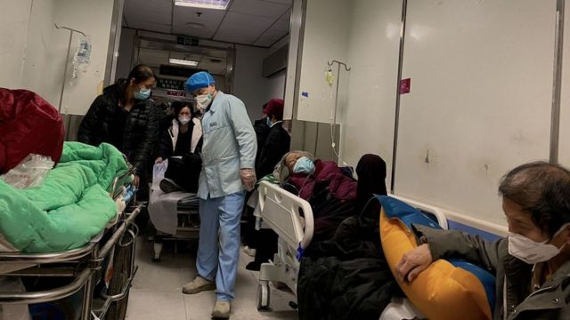 Pacientes nos corredores do hospital em Tianjin, na China, 28 de dezembro de 2022