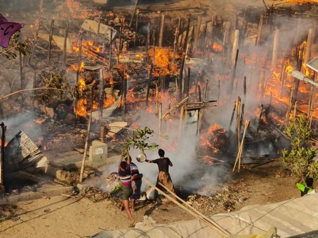 Refugiados rohingya intentan apagar el incendio en el Bazar Cox, Bangladesh, 5 de marzo 2023
