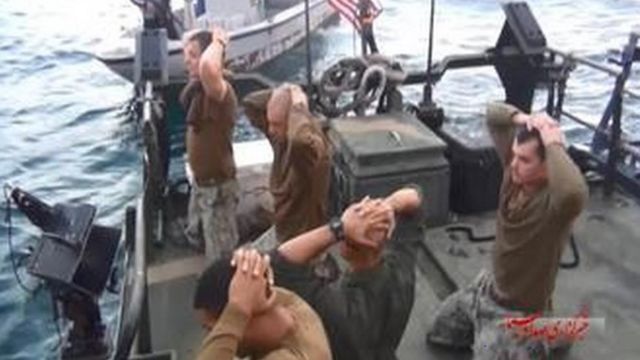 イラン当局が12日に拘束したとされる米兵たち。イラン・イスラム共和国放送が伝えた。