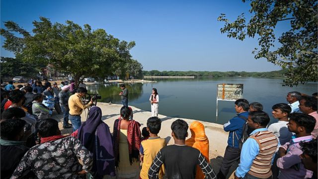 Equipe de mídia vista reportando perto da lagoa onde Aftab afirmou ter descartado as partes do corpo de sua amiga Shraddha Walker depois de supostamente assassiná-la em Mahadhudi Pond, Maidan Garhi em 21 de novembro de 2022 em Nova Delhi, Índia.