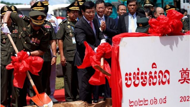 柬埔寨国防部长和中国驻柬埔寨大使在开工仪式上，2022年6月8日