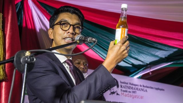 Andry Rajoelina akiongoza uzinduzi wa "Covid Organics" au CVO, mjini Antananarivo, 20 Aprili 2020.