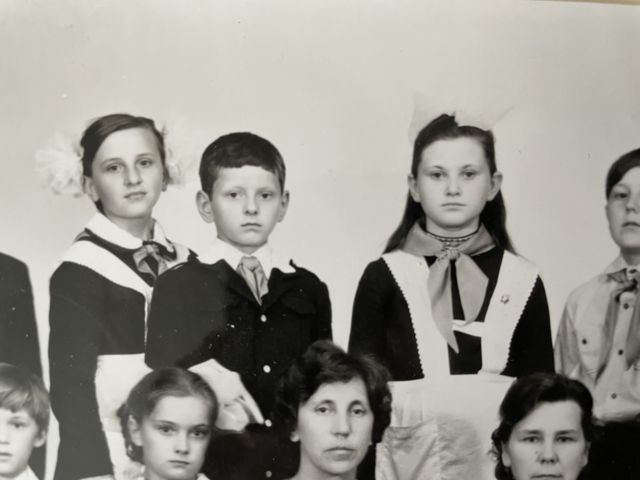 Фото маленького Залужного в школьном альбоме