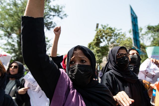 Afgan kadınlar Kabil'de Taliban'ın birinci yıldönümünü protesto ediyor. 