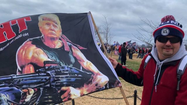 Chad Kulchesky com sua bandeira de Trump estilizado como Rambo: "é como eu o vejo"