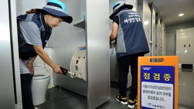 कोरिया में टॉयलेट की जांच करते कर्मचारी