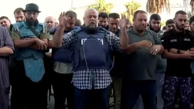 Wael Al-Dahdouh, da Al Jazeera, no funeral de sua esposa e filhos, mortos na última guerra de Gaza