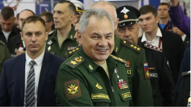 Bộ trưởng Quốc phòng Nga Sergei Shoigu trong đồng phục quân đội, xung quanh là quân nhân