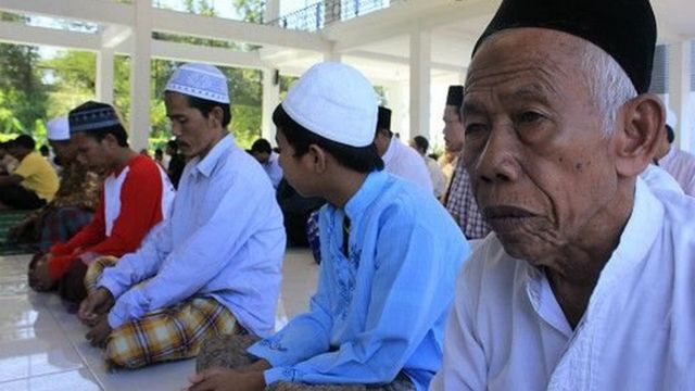 Pengungsi Syiah asal Sampang melakukan salat Jumat di masjid Sunni di rusun Sidoarjo.