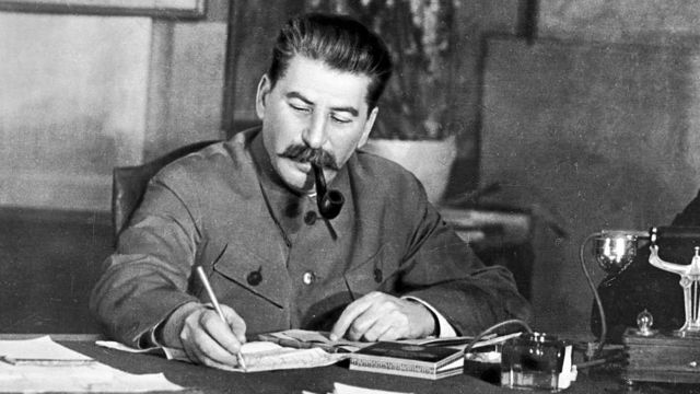 José Stalin promovió la centralización y burocracia. Lo acusaron de autoritario.