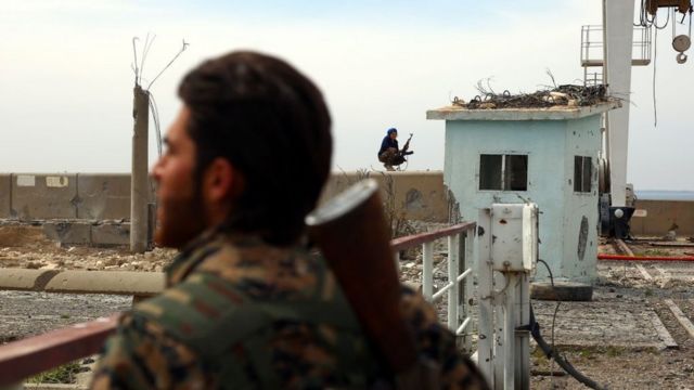 Suriye Demokratik Güçleri Tabka kentinde 27 Mart'ta çatılarda gözetleme görevi yapıyor