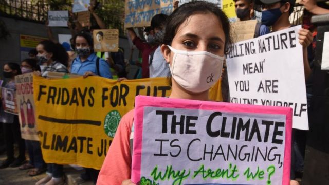 印度学生参加全球气候大罢课活动