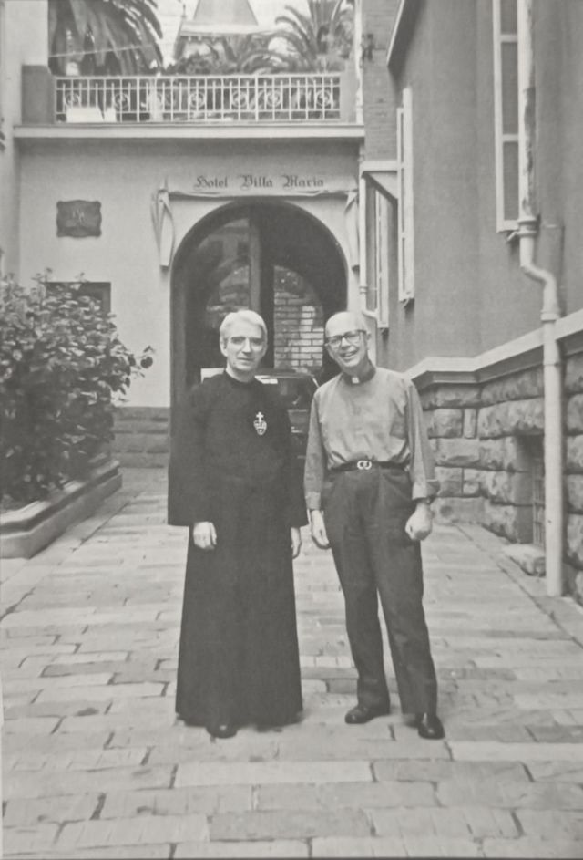 El padre Gabriele Amorth (der.), con el padre Cándido Amantini, exorcistas del Vaticano