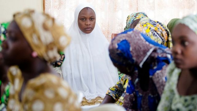 'Yan matan Chibok da aka ceto daga hannun kungiyar Boko Haram a ofishin harkokin mata dake Abuja. 'Yan matan guda 82 zasu koma makaranta bayan an duba lafiyarsu in ji ministar mata ta kasar Aisha Alhassan.