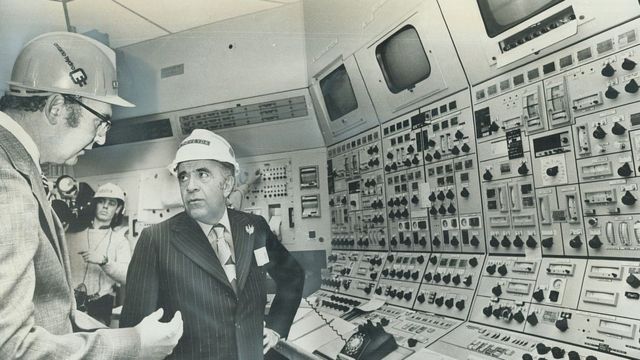 امیرعباس هویدا در بازدید از نیروگا‌ه هسته‌ای در کانادا