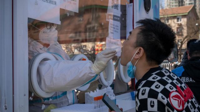 Toma de pruebas PCR en Shanghái durante el mes de marzo.