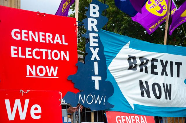 Carteles a favor y en contra del Brexit en Reino Unido