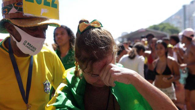Mulher chorando após derrota do Brasil na Copa do Mundo