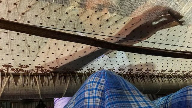 De nombreux savoir-faire nécessaires à la fabrication de la mousseline de Dhaka se sont perdus, ce qui rend difficile l'adaptation de la qualité du tissu.