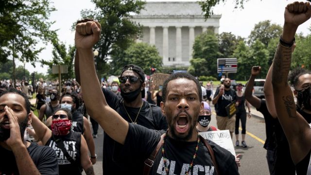 Protesters march past the Lincoln Memorial in Washington DC (6 June 2020)