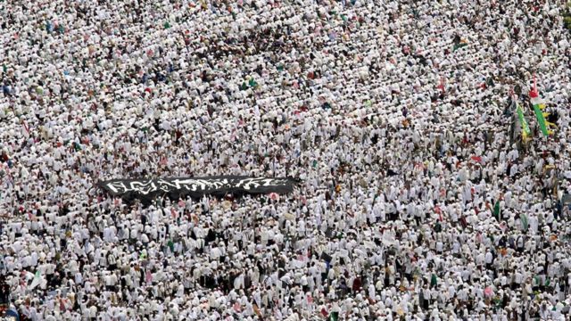 กลุ่มผู้ชุมนุมชาวมุสลิมในอินโดนีเซียราว 200,000 คน