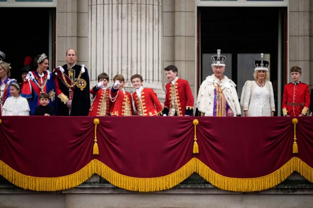 Kral Charles ve Kraliyet Ailesi üyeleri Buckingham Sarayı balkonunda