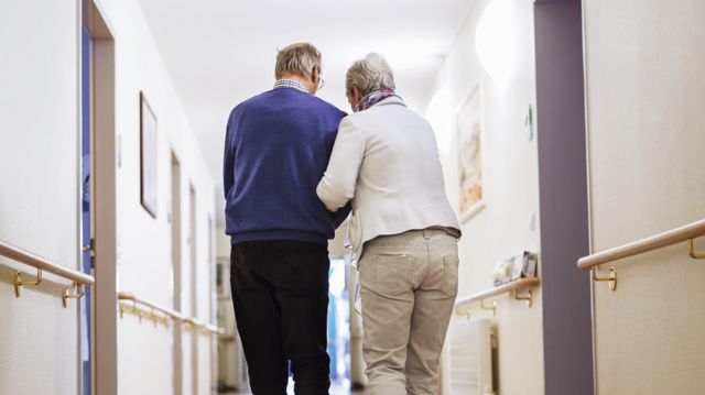 Una pareja de adultos mayores camina juntos