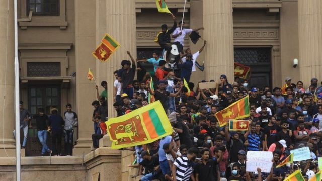 محتجون أمام القصر الرئاسي في سريلانكا يوم السبت قبل اقتحامه