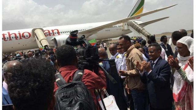 Diyaaradda Ethiopian Airlines markii ay Asmara soo caga dhigatay