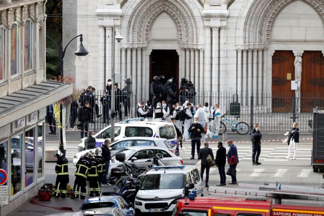 مکرون پس از حمله با چاقو در نیس: فرانسه به دلیل ارزش‌هایش مورد حمله قرار  گرفته - BBC News فارسی