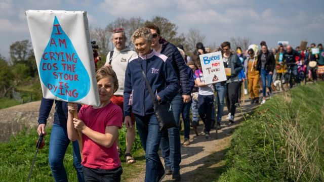 Suffolk protesters demand River Waveney clean up - BBC News