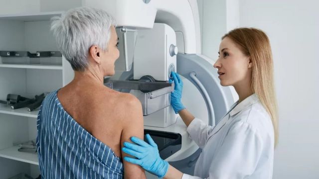 médica e paciente fazendo mamografia