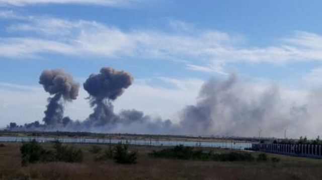 La fumée monte après que des explosions ont été entendues depuis la direction d'une base aérienne militaire russe près de Novofedorivka, en Crimée, sur cette image fixe obtenue par Reuters le 9 août 2022