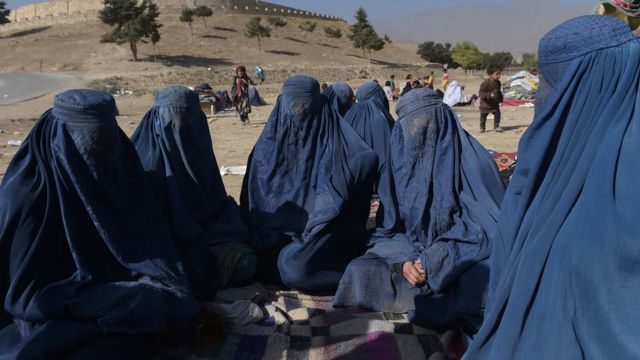 صورة لنساء في افغانستان يرتدون البرقع
