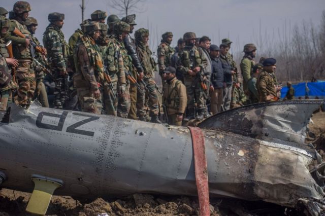 تجمع القوات العسكرية الهندية بالقرب من حطام طائرة سلاح الجو الهندي المحطمة في 27 فبراير/شباط 2019 في بودجام غرب سريناغار.