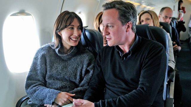 Дэвид Кэмерон и его жена Саманта в самолете, снимок 2010 года