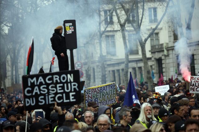 affiche avec la phrase "Macron, voleur du siècle" Lors d'une manifestation à Paris contre la réforme des retraites 