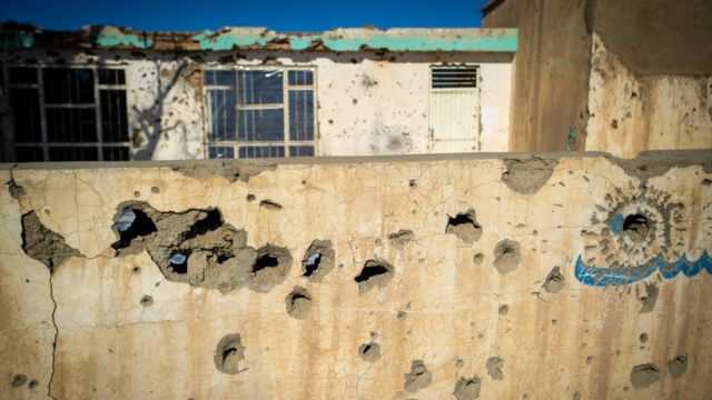 Un muro lleno de agujeros de munición